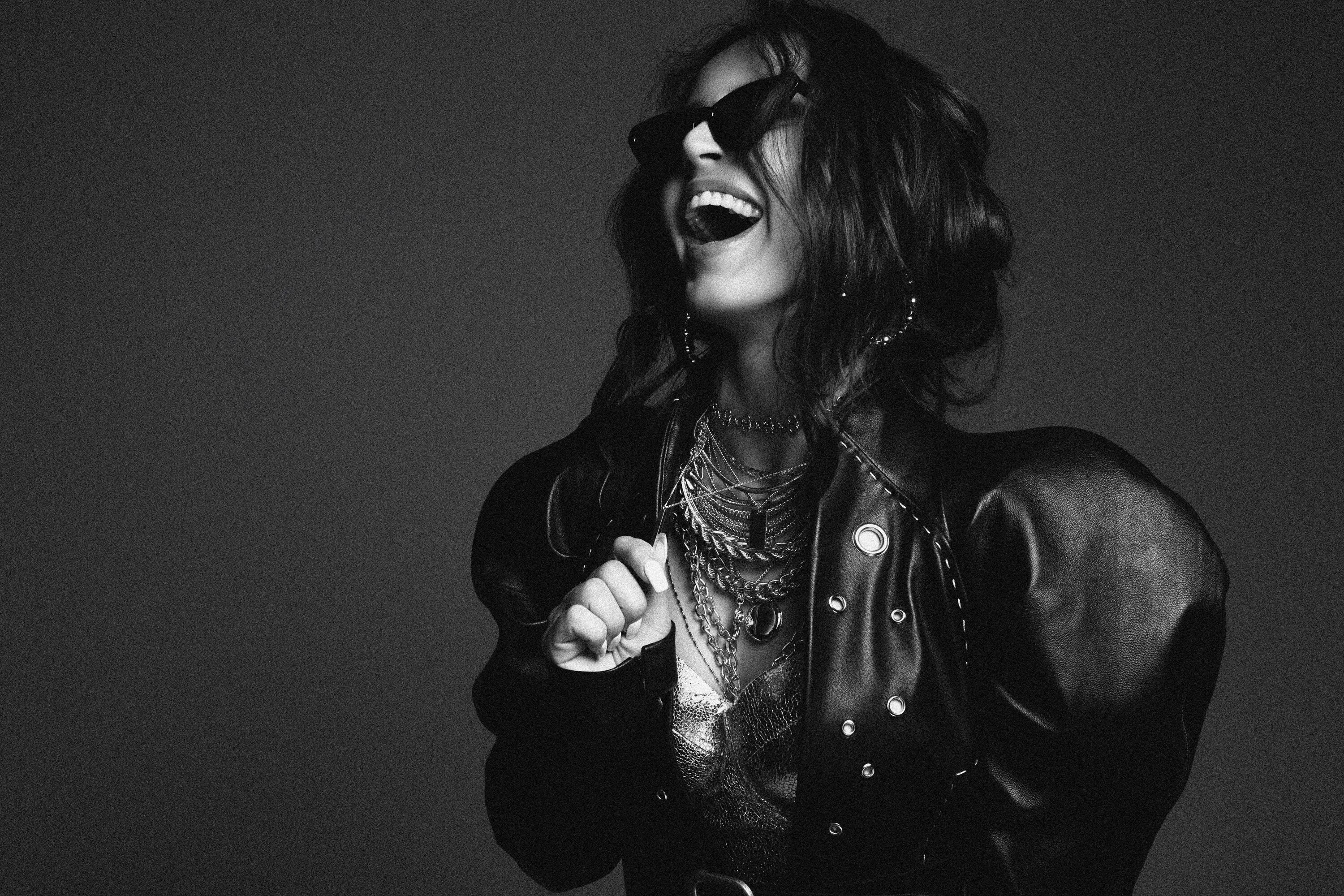 Зиверт концерт ростов 2023. Юлия zivert. Зиверт смех. Юлия зиверт рокки. Юлия зиверт поет.