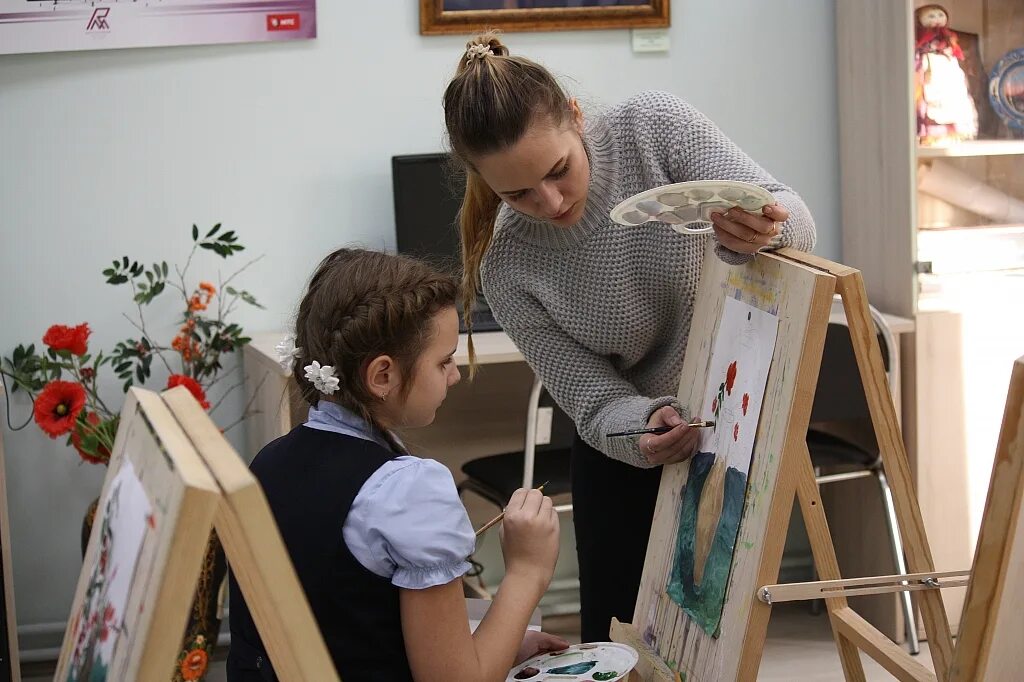 краски с кисточкой. занятие ко дню художника. 13 октября день художника. районное мероприятие международный день художника. день художника 25 октября.