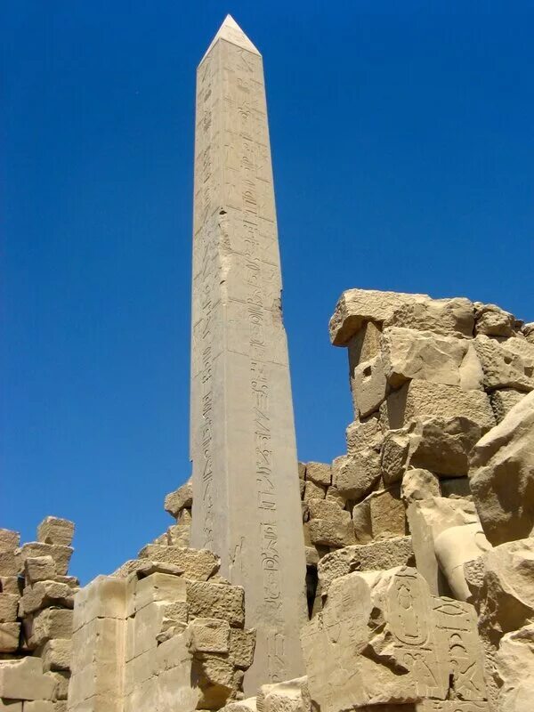 Египет статуи фараонов. Луксорский храм египет скульптура. Колоссы аменхотепа iii. Статуи фараонов луксор. Искусство древнего египта архитектура.