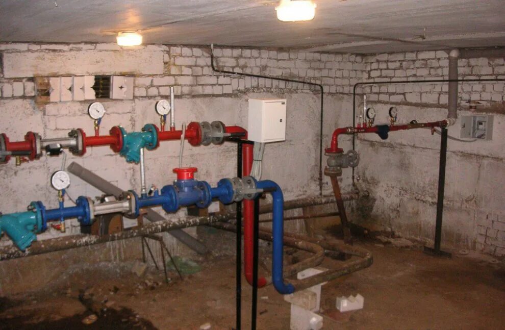 монтажная схема трубопроводов теплосети. камера байпаса тепловой сети. 1-2. выход теплотрассы из земли. чертеж тепловой камеры тепловой сети.