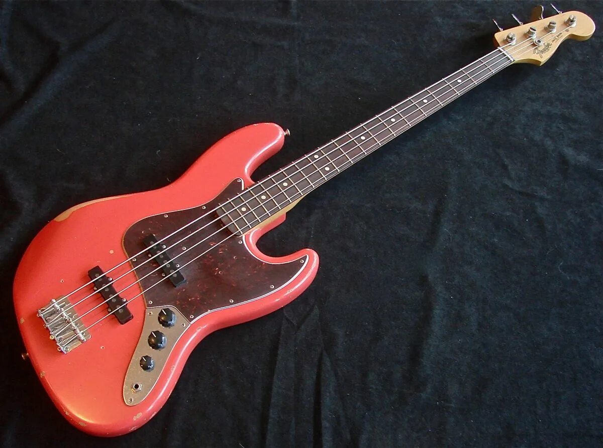 Red bass. Fender Jazz Bass Red. Yamaha Jazz Bass. Jazz Bass Fiesta Red. Spector Jazz Bass.