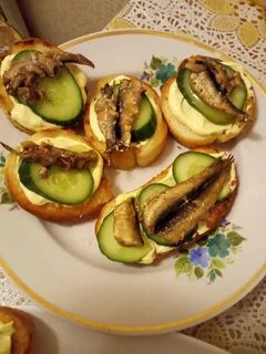 Банки со шпротами