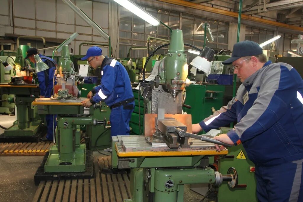 работа фрезеровщик вахта. фрезеровщик. фрезеровщик прикол. профессия фрезеровщик. токарь фрезеровщик.