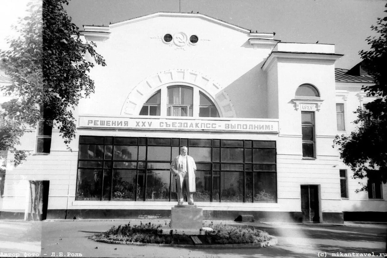 Волхов культура. Волхов 1960. Площадь ленина волхов. Здание волховский городской дворец культуры. Волховский городской дворец культуры.