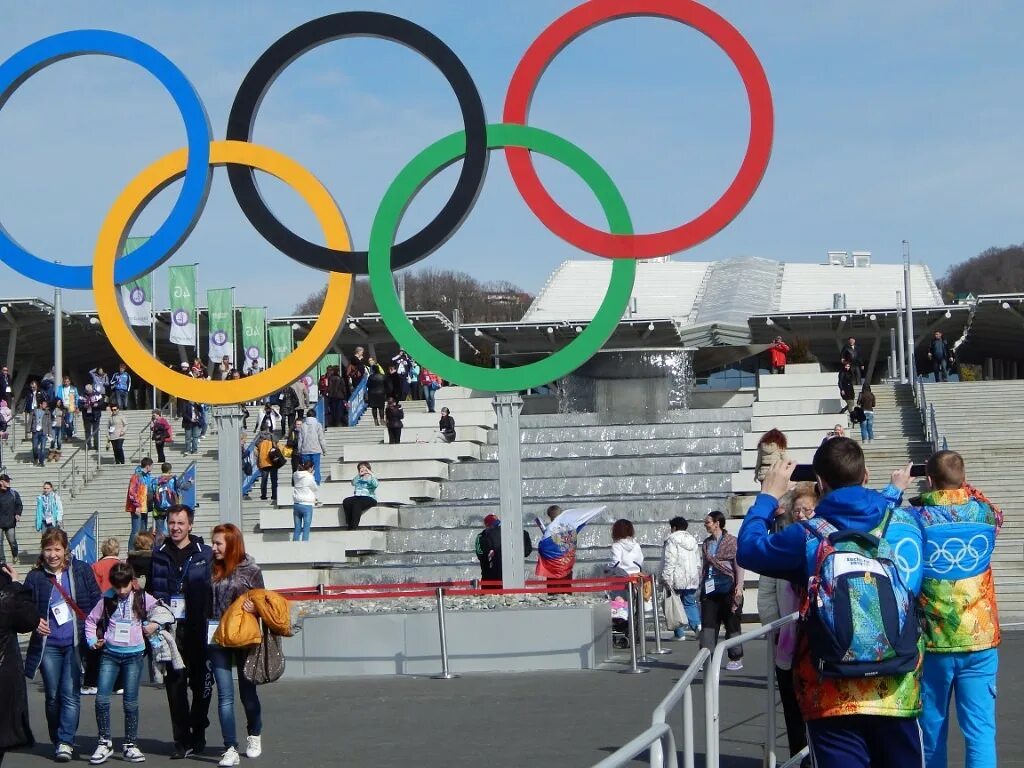 Олимпийские кольца в Сочи. Олимпийские кольца Сочи Адлер. Олимпийские кольца Сочи 2022.