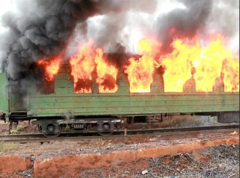 Пожар в вагоне пассажирского. Пожары на Железнодорожном транспорте. Горящий поезд.