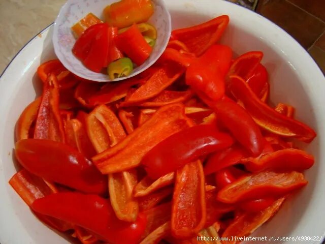 Можно ли есть сырой перец. Острый перец с сыром. турецкий острый перец маринованный. перец красный турция. сырая паприка.