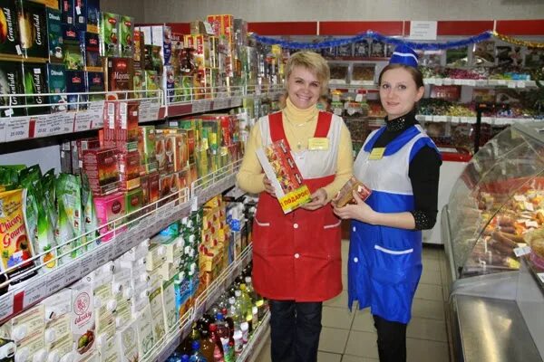 Продавщица в магазине. Продавец в продуктовый магазин. Продавщица в продуктовом. Продавец в магазине продуктов.