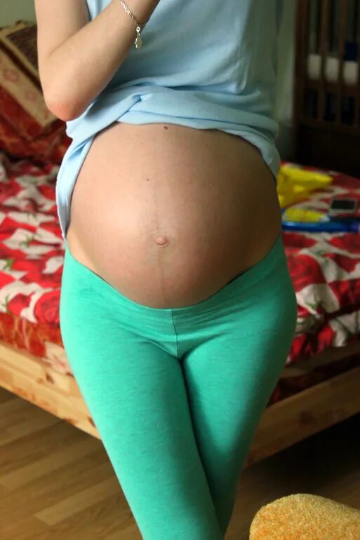 Живот беременной. Полоса на животе у беременных. Появилась полоска на животе.