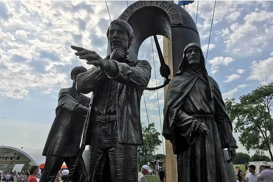 Первый в мире памятник. Памятник Тарковскому Суздаль. Памятник Андрею Тарковскому в Суздале.