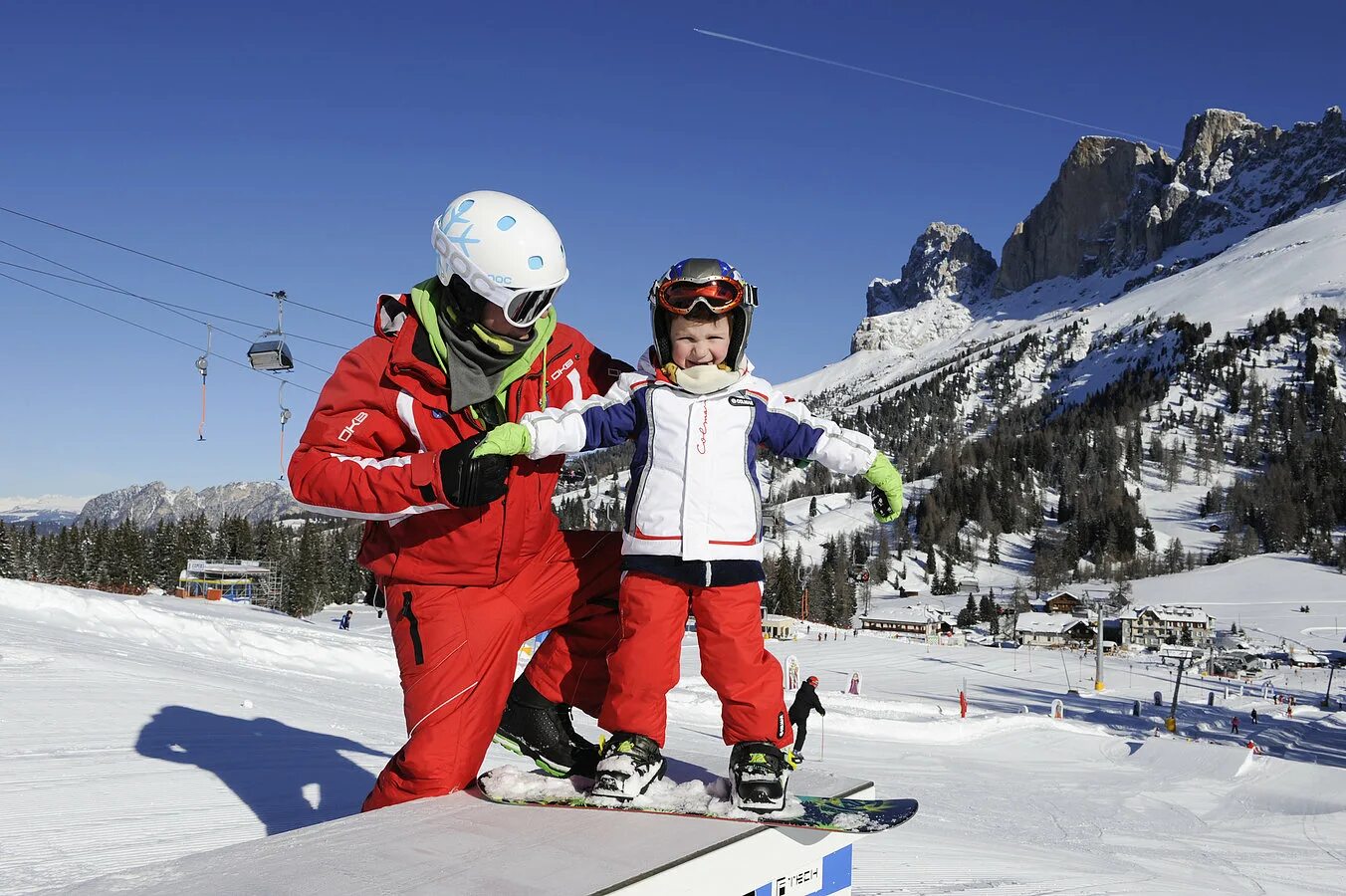 Катание на горнолыжном курорте. Дети на горнолыжном курорте. Горные лыжи Италия. Катание на горнолыжный курорт. Дети на на лыжах в Альпах.