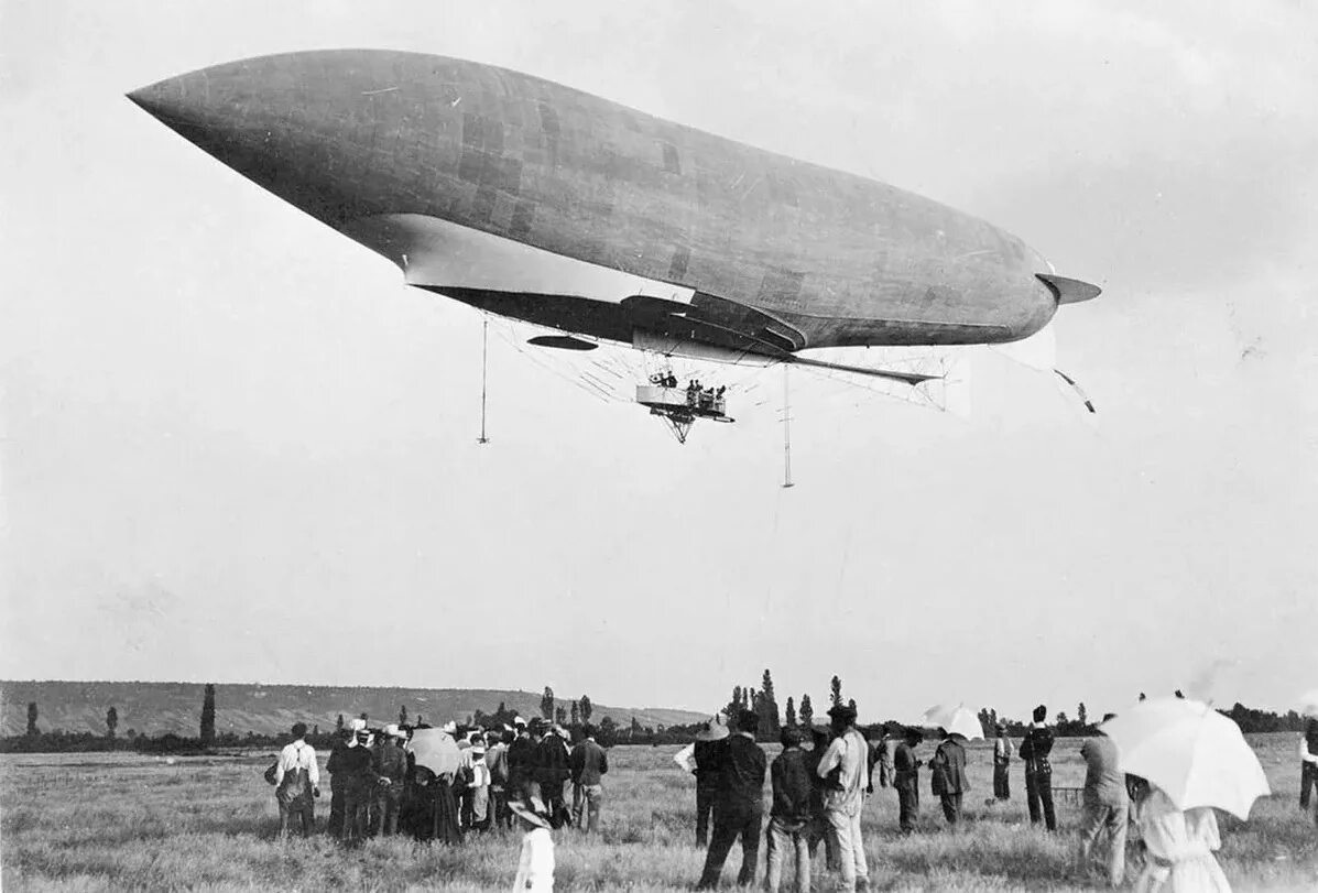 Первые воздушные самолеты. Цеппелин дирижабль военный. Цеппелин 1900. Первый дирижабль 1900. Дирижабль первая половина 20 века.