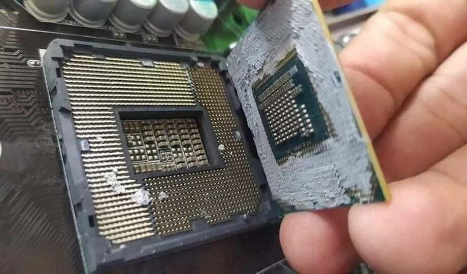 Термопаста под процессор. Термопаста с фазовым переходом что это. Как понять что термопрокладки пора менять. Пора менять термопасту. Laird tputty 607 жидкая термопрокладка.