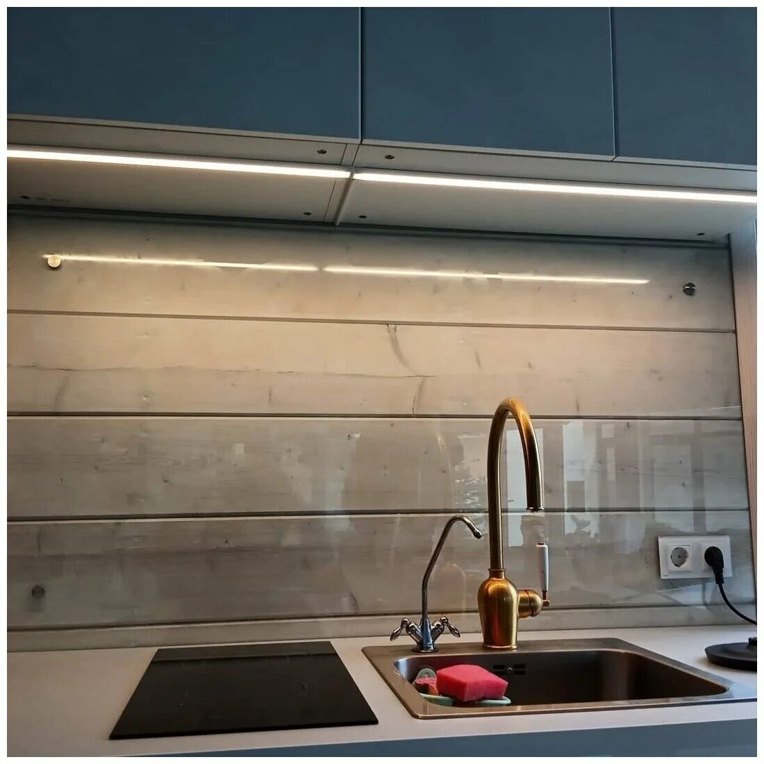 стеклянный кухонный фартук. фартук для кухни из стекла. жаропрочный фартук для кухни. огнеупорное стекло для кухни фартук. стеклянная кухонная панель фартук.