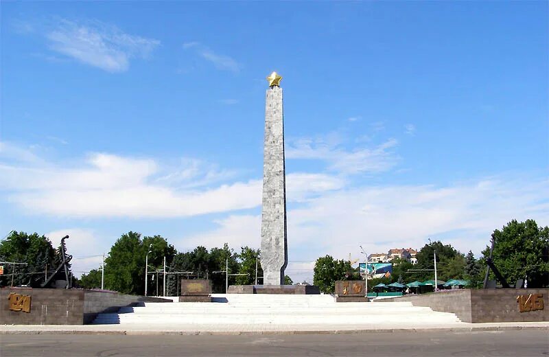 Площадь 10 апреля. Мемориал Крылья Победы в Одессе.