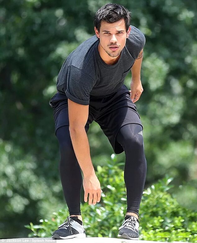 Taylor Lautner. Taylor Lautner 17. Тейлор Лотнер стиль одежды. Taylor Lautner Pack. Тейлор мужчина