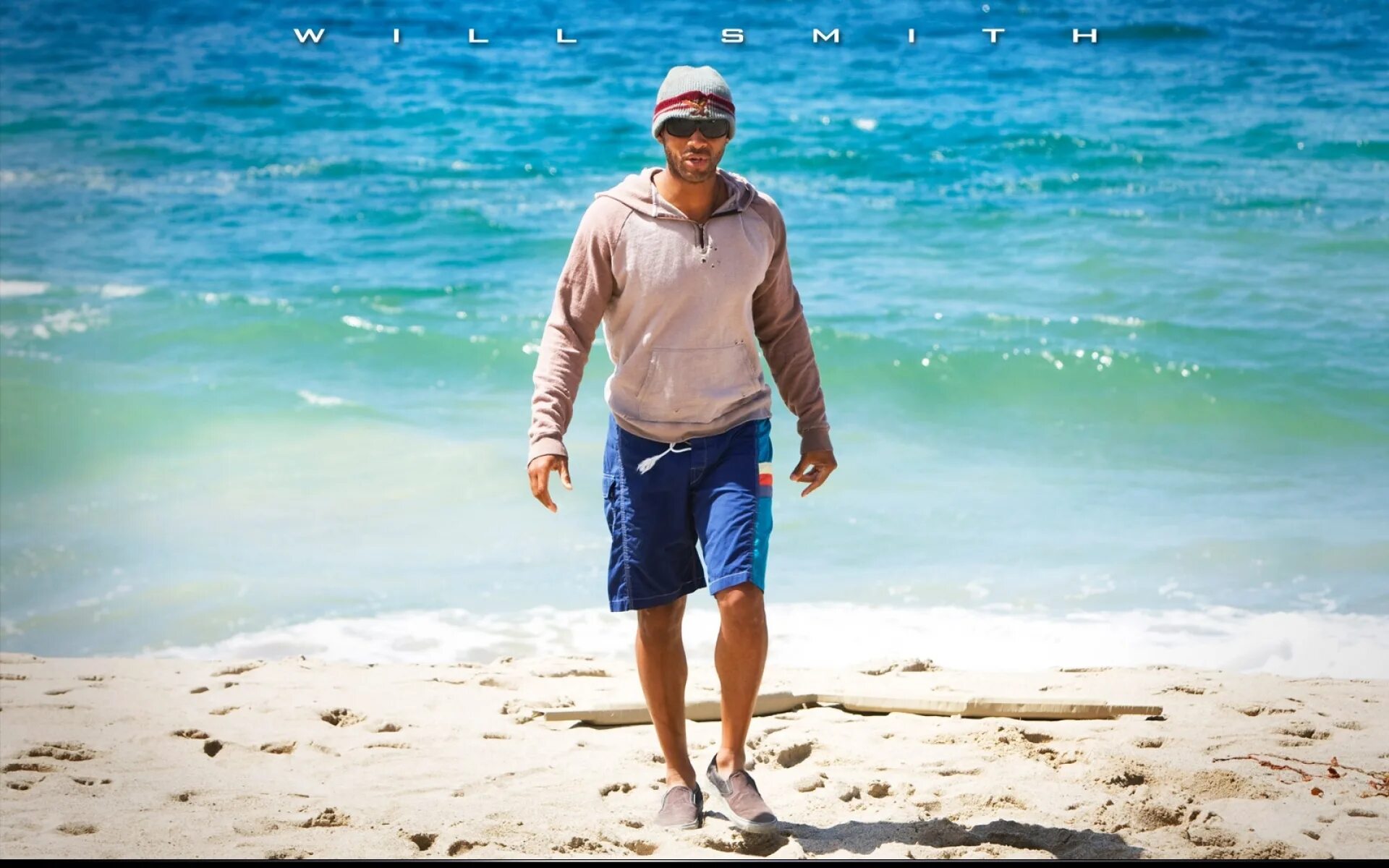 фото мужчин на отдыхе. мужчина на пляже. остров мужчин. мужчина у бассейна с коктейлем. парень отдыхает.