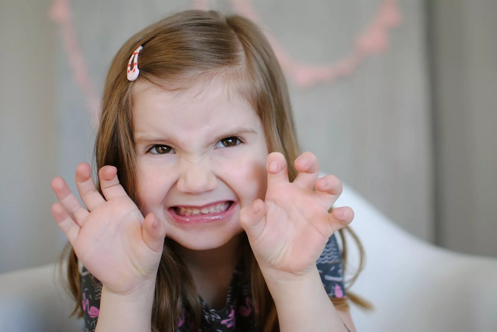 Радостная девочка. Белла девяткина сейчас 2022. Девочка 6 языков. Девочка 6 лет. Белла девяткина удивительные люди.