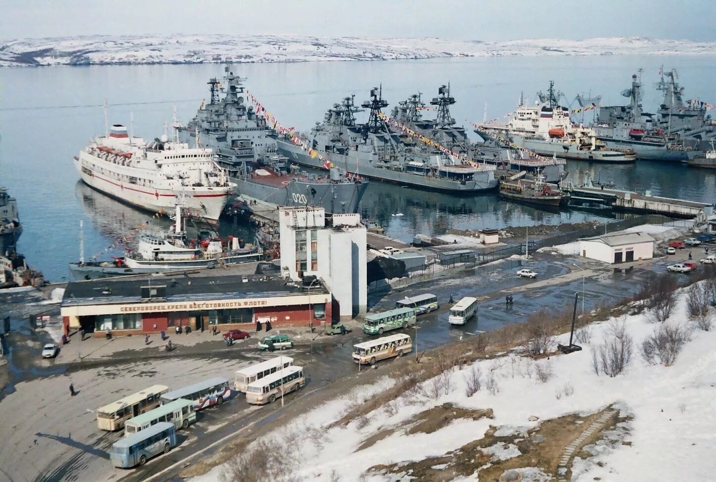 В городе бывшую военно морскую базу. Северный флот Североморск. Североморск база Северного флота. Корабли Северного флота Североморск. Северный флот ВМФ Североморск.