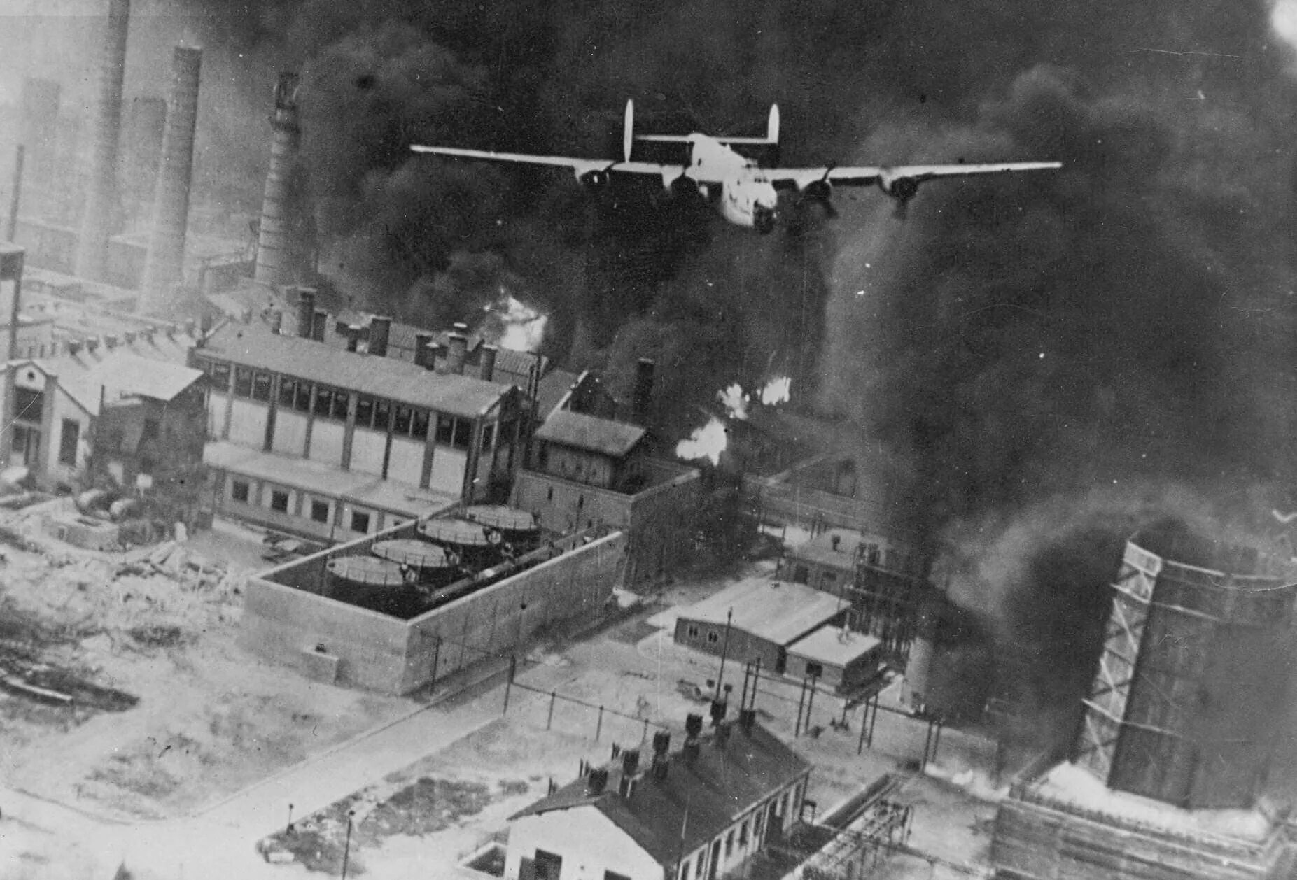 Бомбардировка завода. Бомбардировка гамбурга 1943. гамбург после бомбежки в 1943 году.