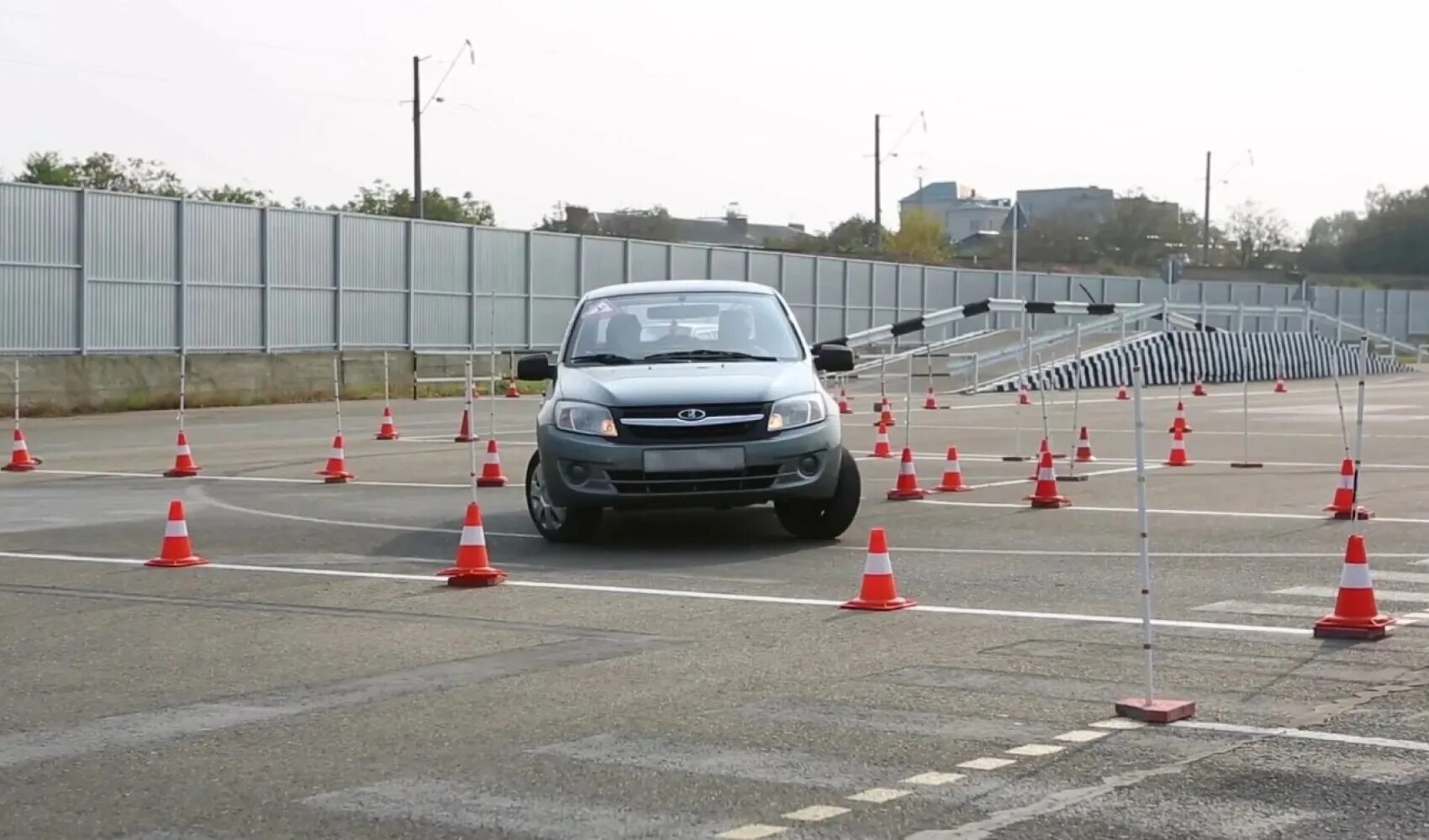 Автодром Худжанд. Площадка на экзамене в ГИБДД 2022. Автодром площадка. Площадка автошколы. Сдача практического экзамена в гаи