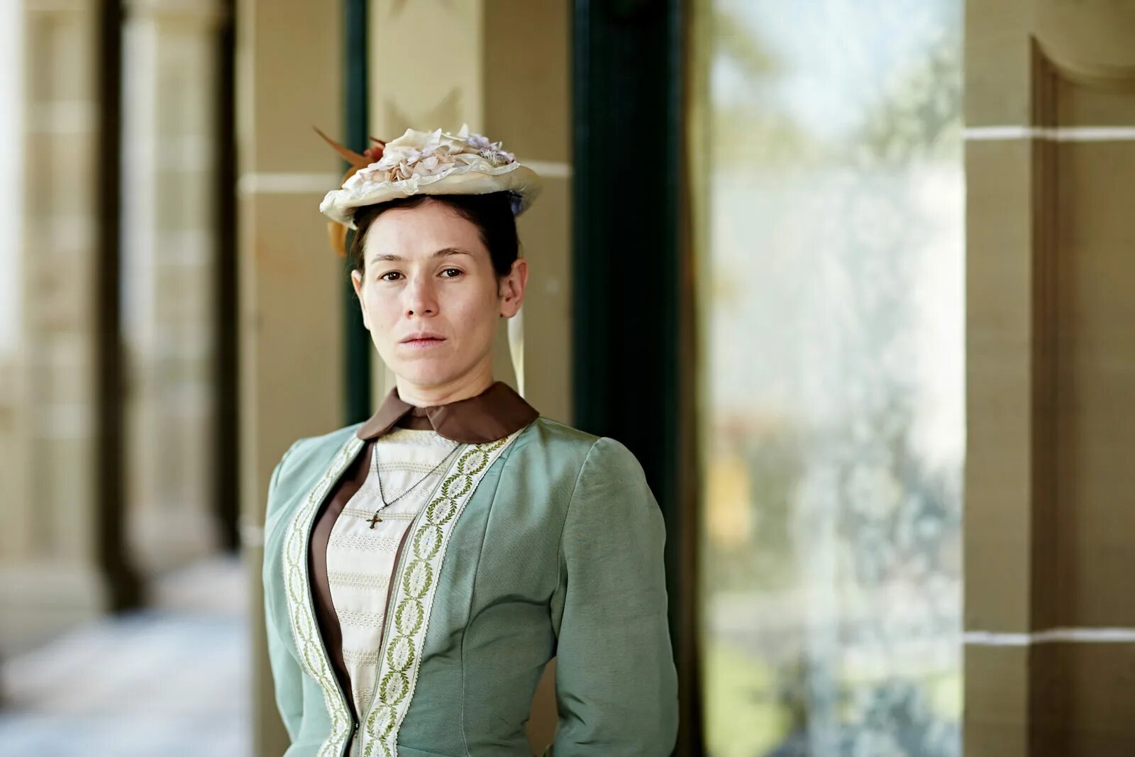 Пикник у висячей скалы сериал 2018. У висячей скалы 2018. Пикник у висячей скалы фильм 2018. Пикник у висячей скалы сериал. Пикник у висячей скалы 2018.