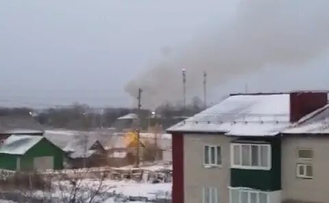 На окраине южного городка люди наблюдали