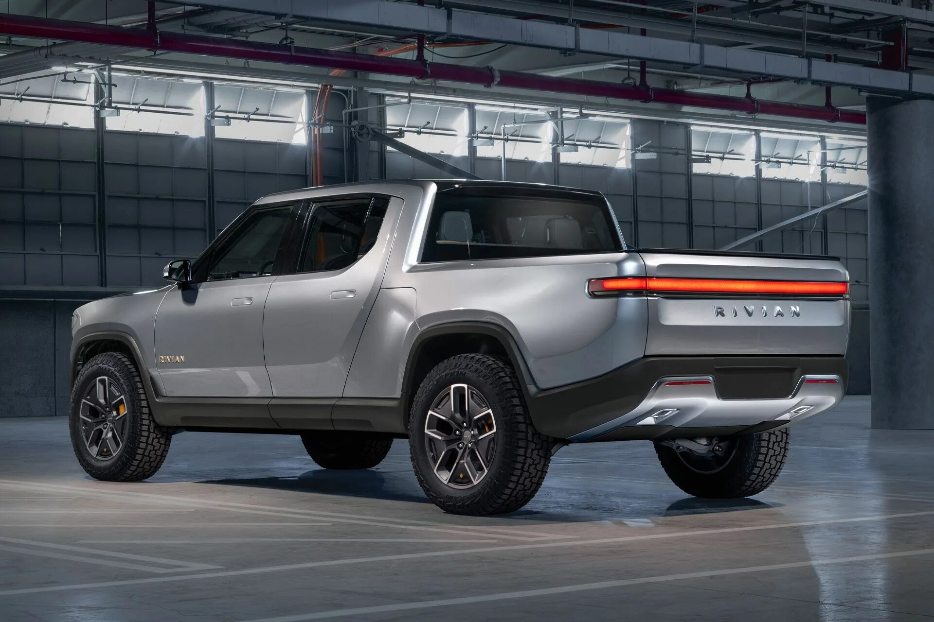 Электрический пикап. Rivian r1t. 2021 Rivian r1t. Электро пикап Rivian. Rivian концепт.