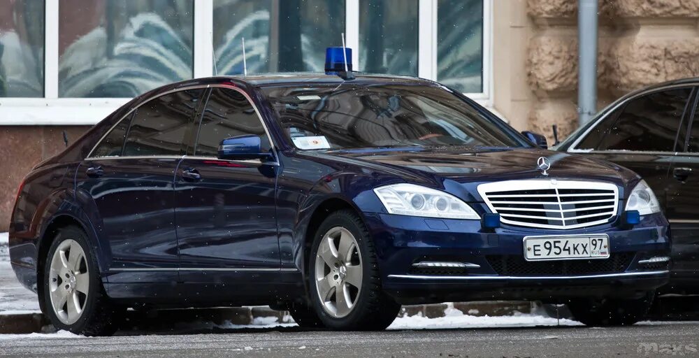 Мерседес мл 163 фсо. Мерседес 222 кортеж. Мерседес мигалка. Мерседес мигалка. Mercedes w222 с мигалками.