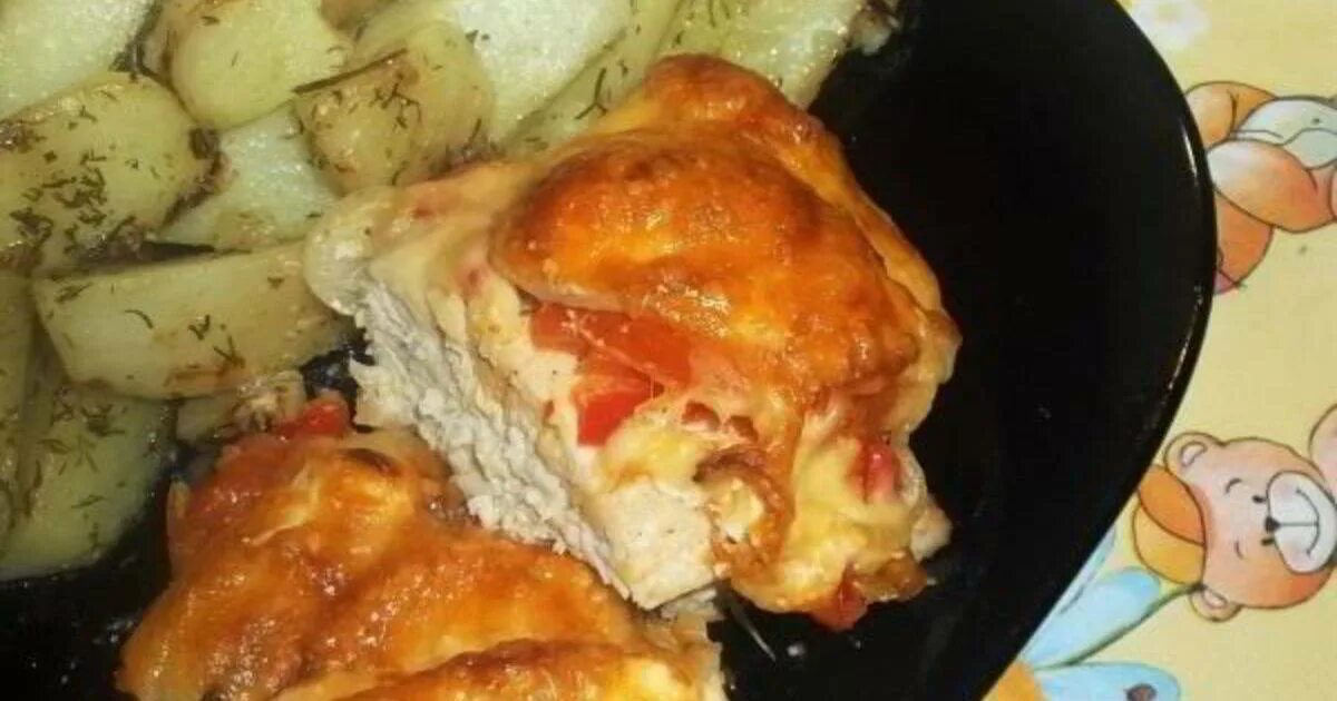 Курица под шубой в духовке с помидорами. Куриное филе под шубой в духовке. куриная грудка под шубой в духовке. куриная грудка по шубой в духовке. куриная грудка под шубкой.