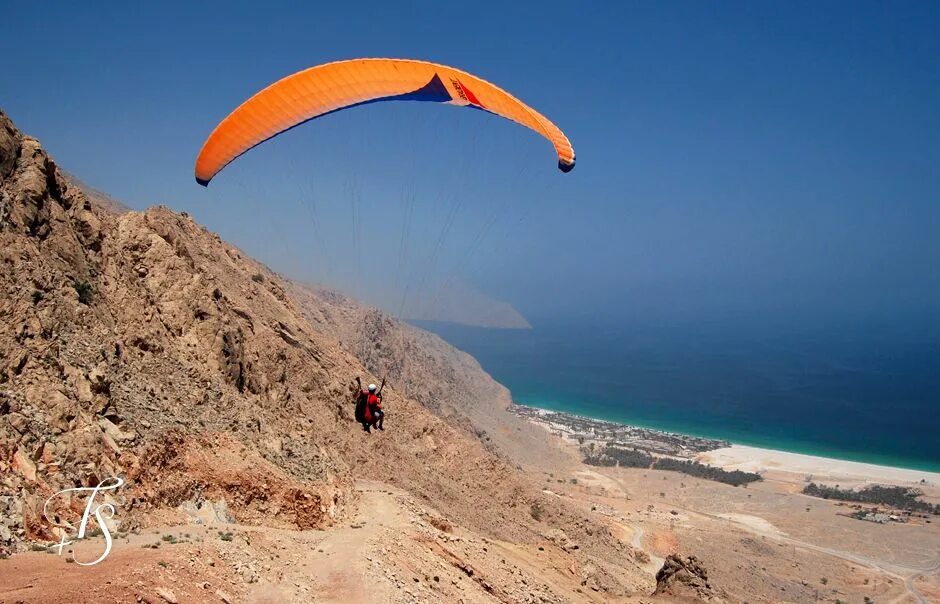 Unique opportunity. Оман Zighy Bay. Six senses Zighy Bay Оман. Paraglider гостиница. Параплан в Египте.