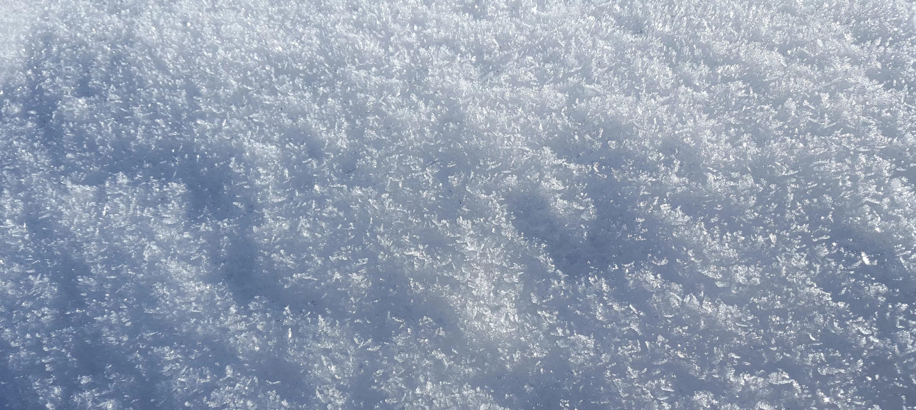 Чернильное небо белый снег. Снег фон. снег текстура. снег вид сверху. снег на поверхности.