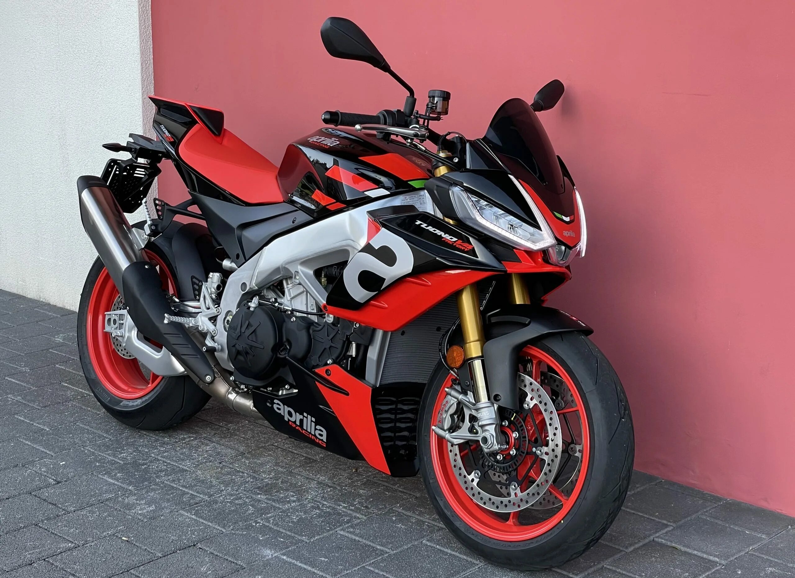 Aprilia tuono v4 factory. Априлия rsv4 2025. aprilia rsv4 2025. априлия туоно v4 2025. aprilia tuono v4 factory 2025.