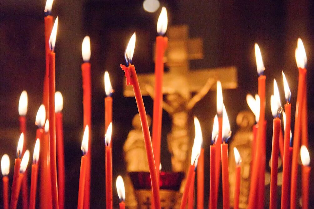 Красные пасхальные свечи. Свечи в церкви. Горящие свечи в храме. Пасха в храме свечи.