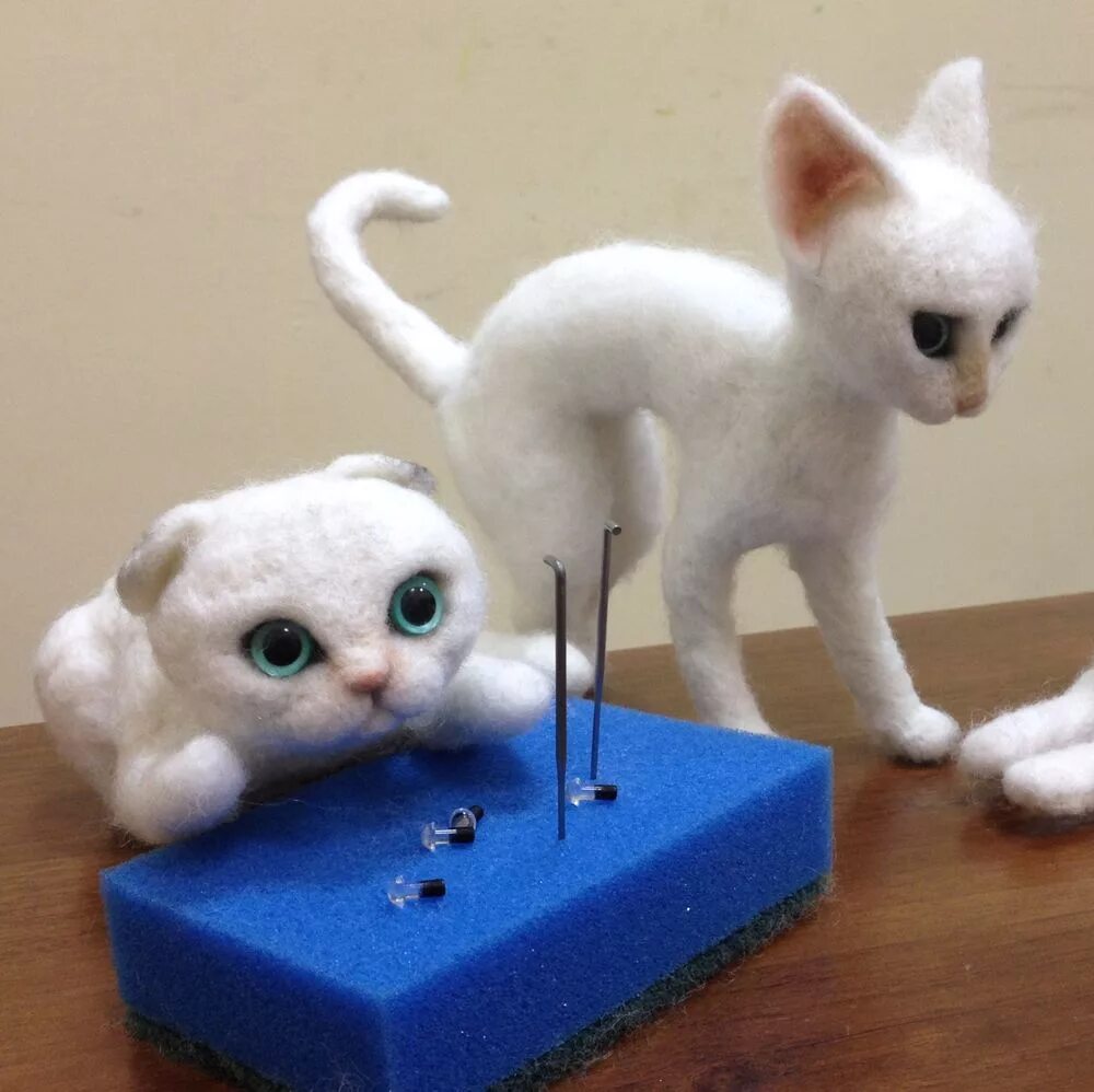 Валяные игрушки из шерсти. Игрушки из валяния. Игрушки валяние из шести. Валяние из шерсти для начинающих. Валяние шерсти для начинающих.