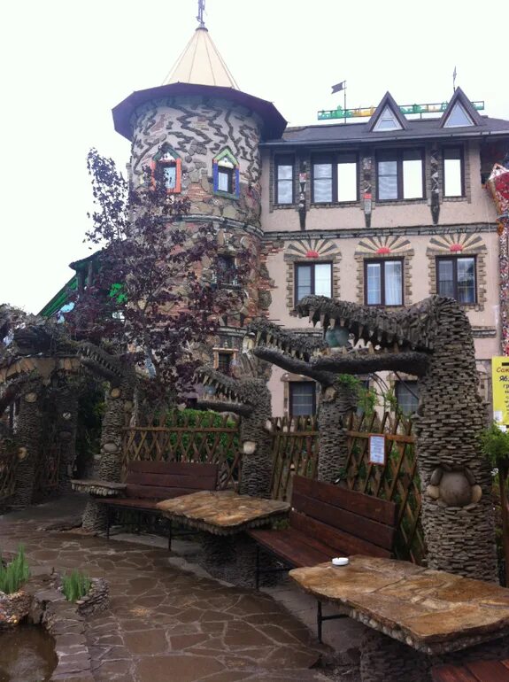 Город сказок санкт петербург. Парк тридевятое царство в брянске. Калуга козельск вихляндия. Ворота летнего сада в питере. Город сказок санкт петербург.