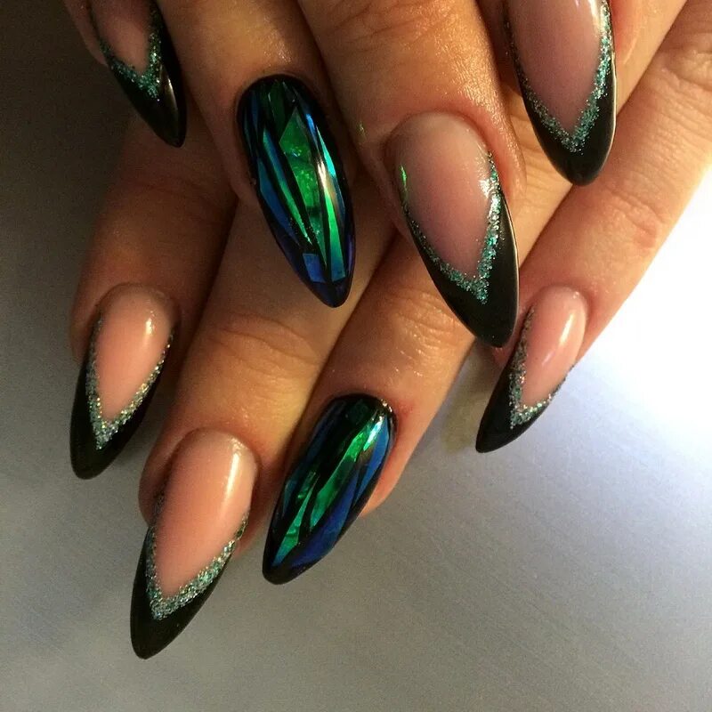 Маникюр чёрный с вииркой. Зеленый блестящий маникюр. Изумрудный маникюр миндаль кошачий глаз. Френч со втиркой зеркальной. Изумрудно зеленые ногти.