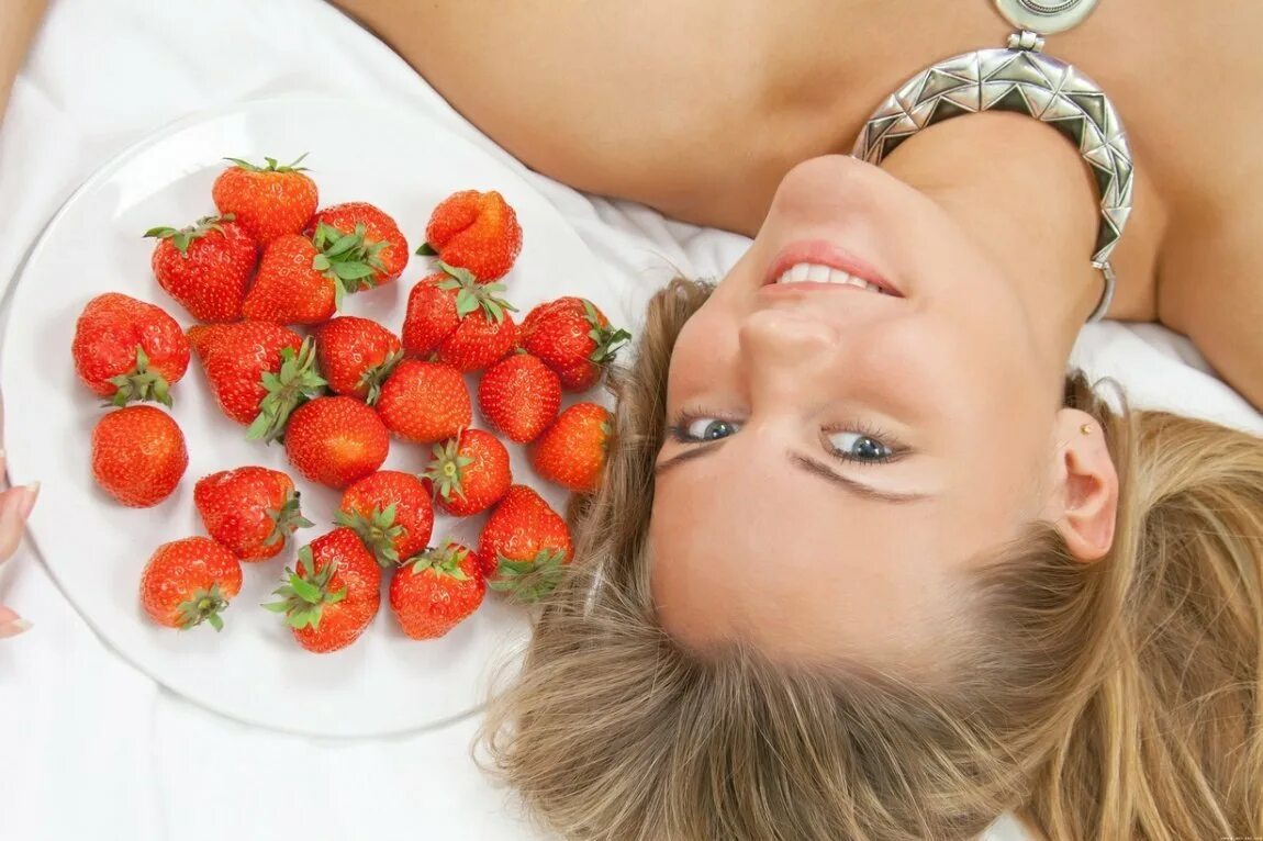 губы с клубникой. девушка с клубникой во рту. блондинка с клубникой. губы с клубникой. девушка с клубникой.