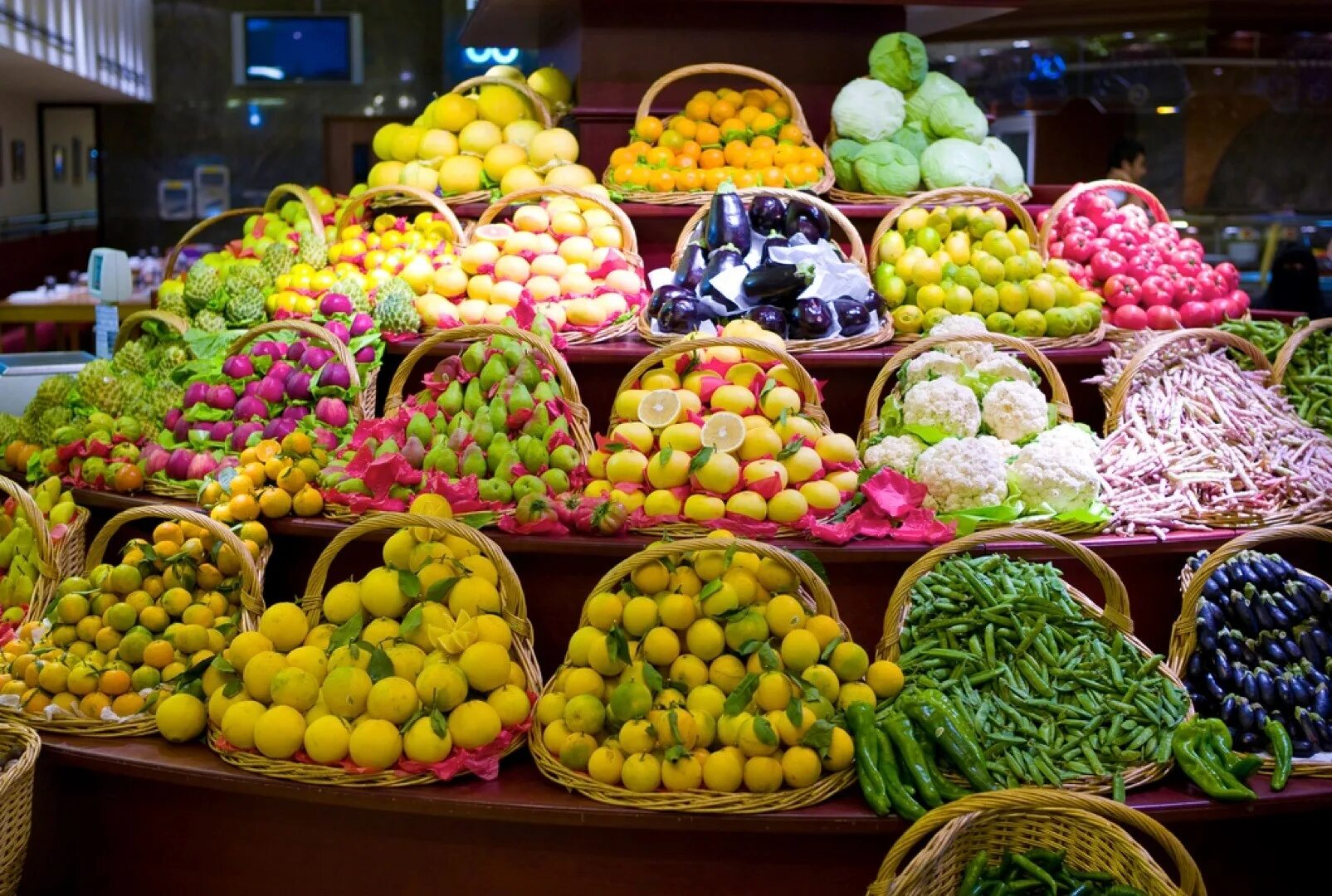 Где купить фрукты овощи. Абу Даби рынок фруктов. Фруктовый рынок. Фрукты в Дубае. Экзотические фрукты на рынке.