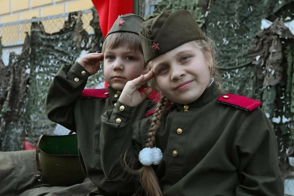 Девятое мая слушать. День Победы для детей. Детская фотосессия в военной форме. Военный с ребенком. Детские военные.