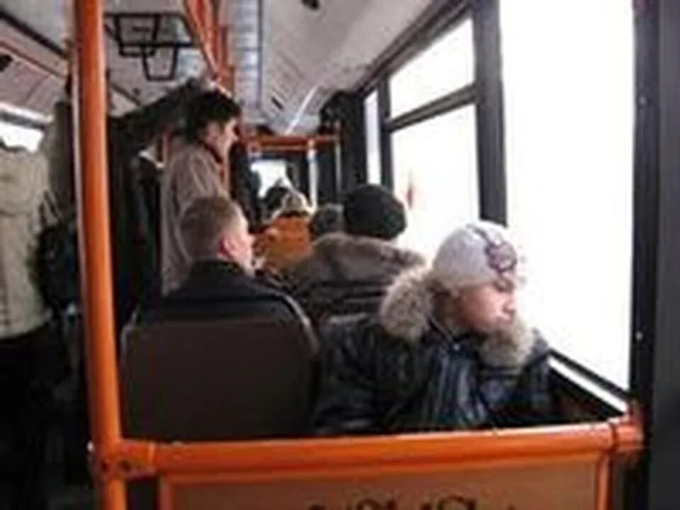 3 автобуса которые ехали в автобусе. Люди в автобусе зимой. автобус фото. автобус зима. чел в автобусе зимой.