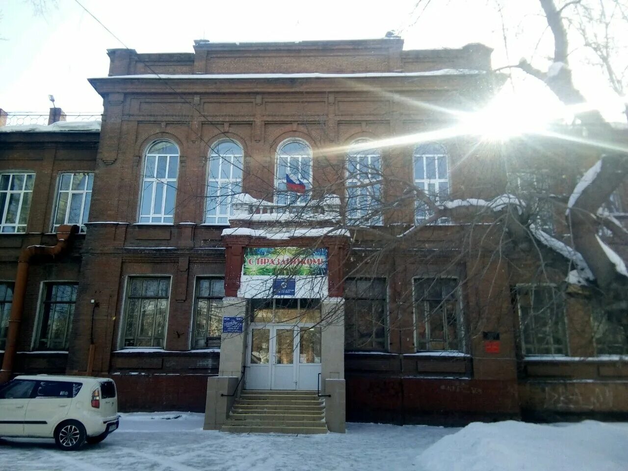 Омская областная станция юных техников. Омская областная СЮТ. Станция юных техников Омск. Школа 38 Омск. Областная станция юных техников Омск здание.