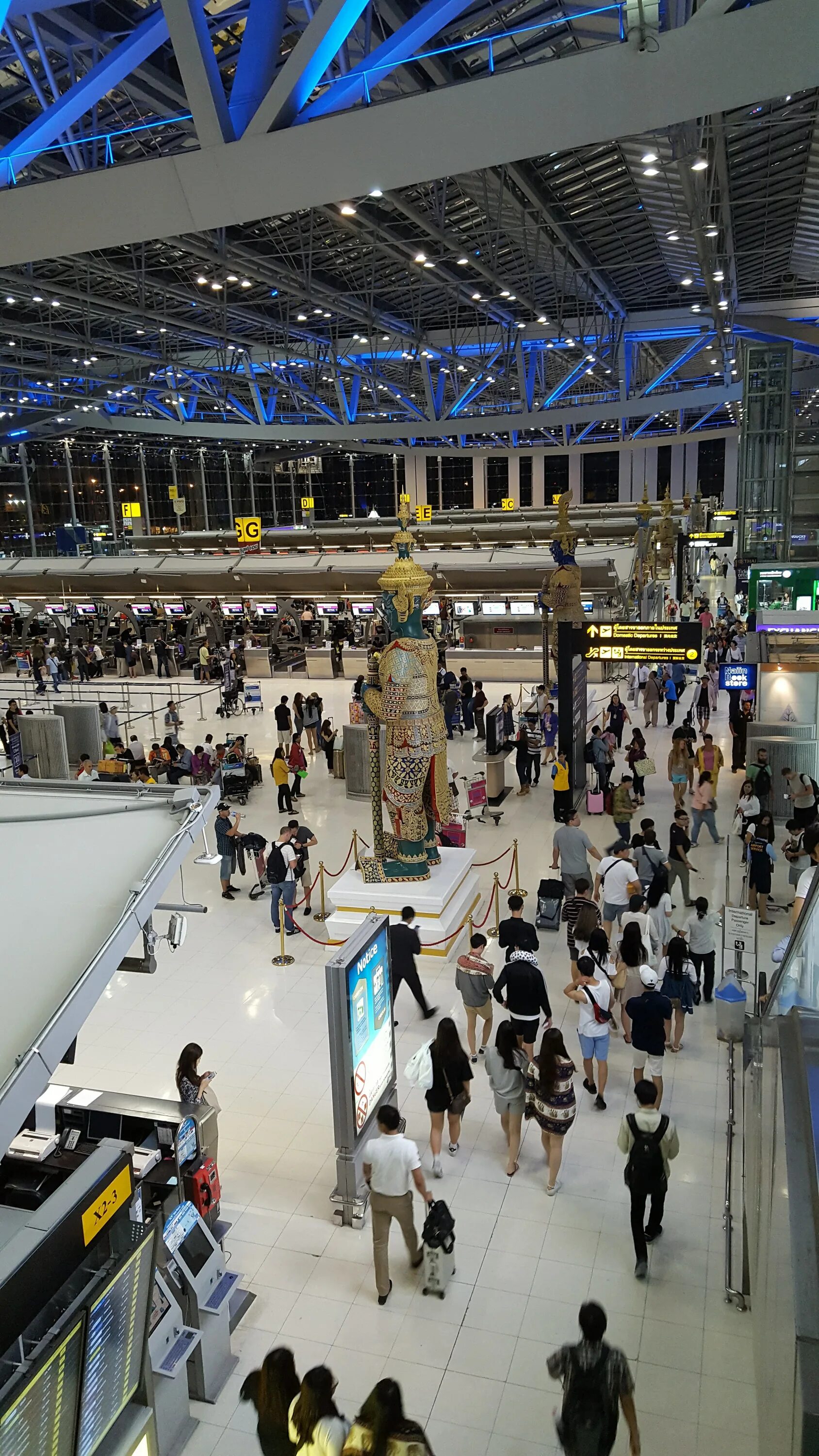 Суварнабхуми аэропорт терминал. Lokalrent аэропорт Бангкок. Велотрек аэропорт Бангкок. Аэропорт в Бангкоке самый большой. Терминал бангкок