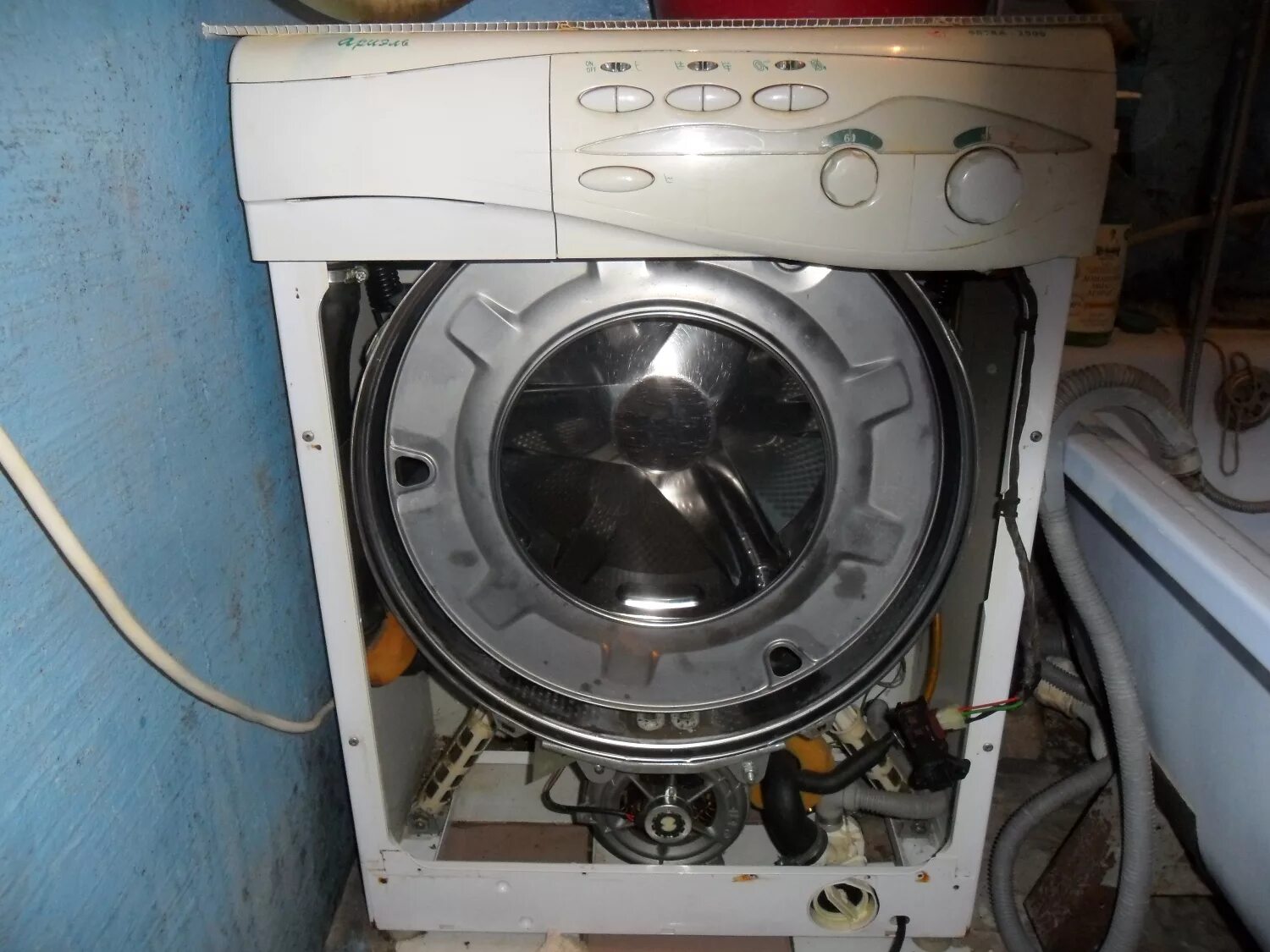 Стиральная машина самсунг сломалась. Вятка автомат 16 стиральная машина демпфер. Стиралка Индезит внутри. Стиральная машина Вятка 2000 Ариэль.