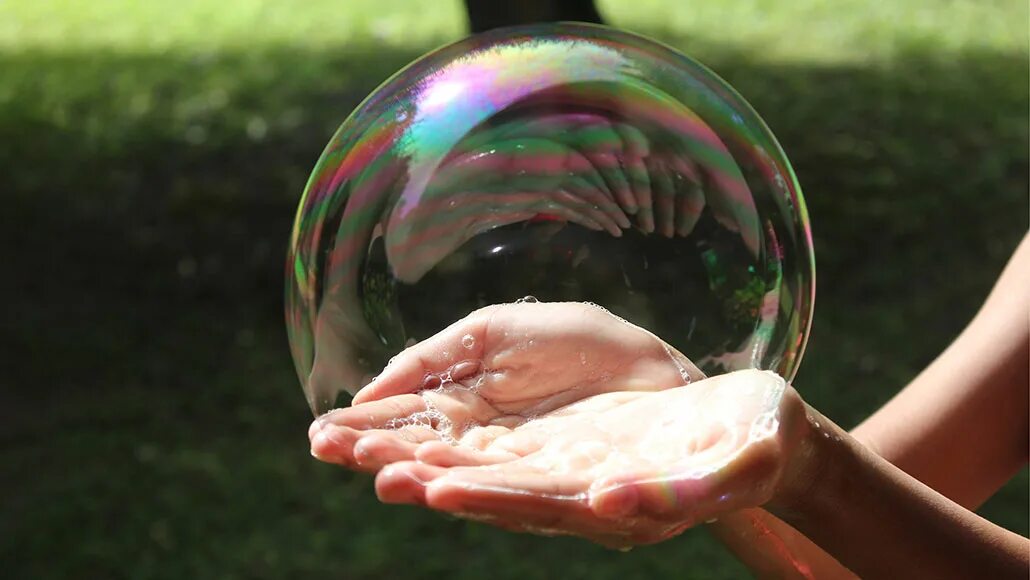Включи youtube bubble bubble. Мыльные пузыри. Мыльный пузырь в руках. Мыльный пузырь на ладони. Дымный мыльный пузырь на ладошке.