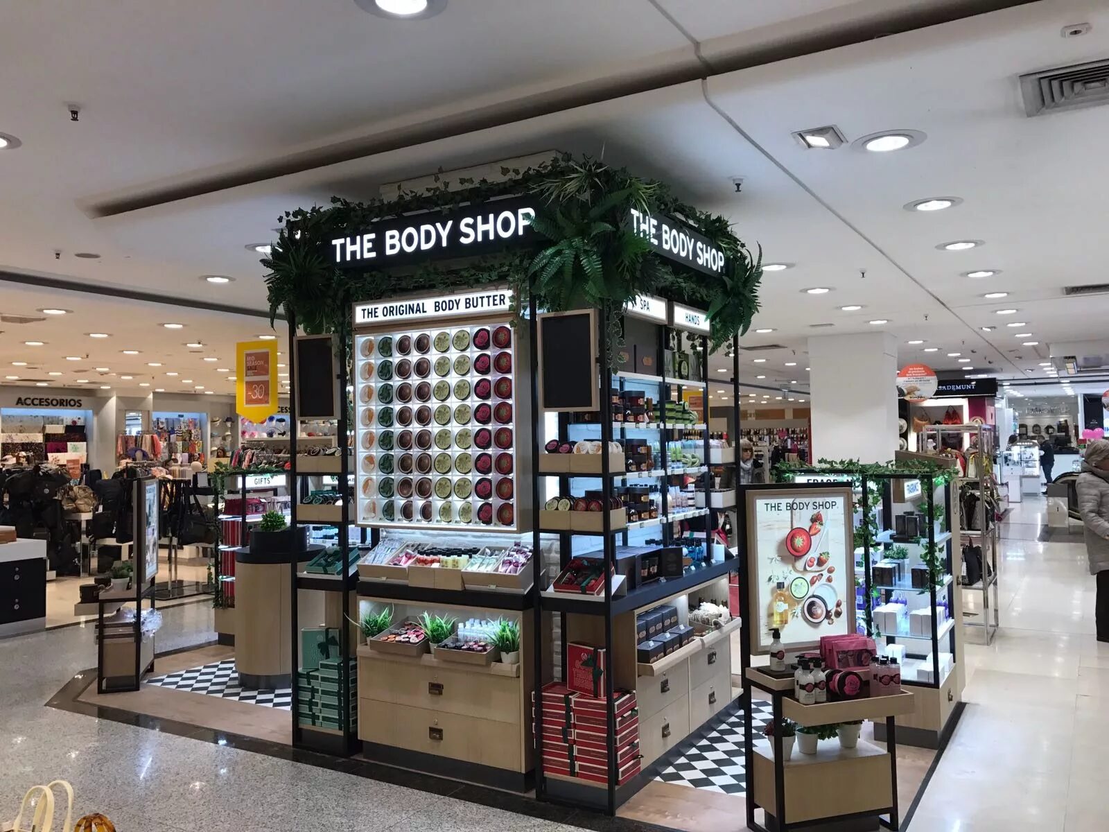 Seen shop. The body shop Колумбус. The body shop Гринвич Екатеринбург. Шоп магазин. Первый магазин the body shop.