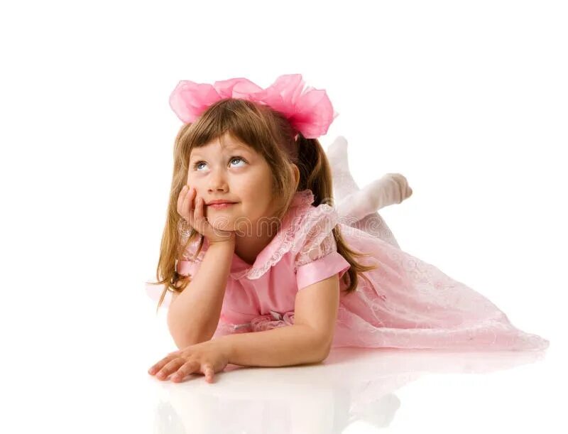 Мечтаешь о кукле. Девочка в розовом платье сидит. Маленькая девочка на белом фоне. Девушка в восторге. Маленькие девочки на белом фоне.