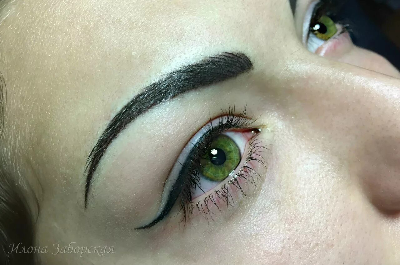 перманентный макияж глаз стрелки. перманент век длинная стрелка. стрелка на нлазц татуаж. татуаж глаз. татуаж век стрелки.