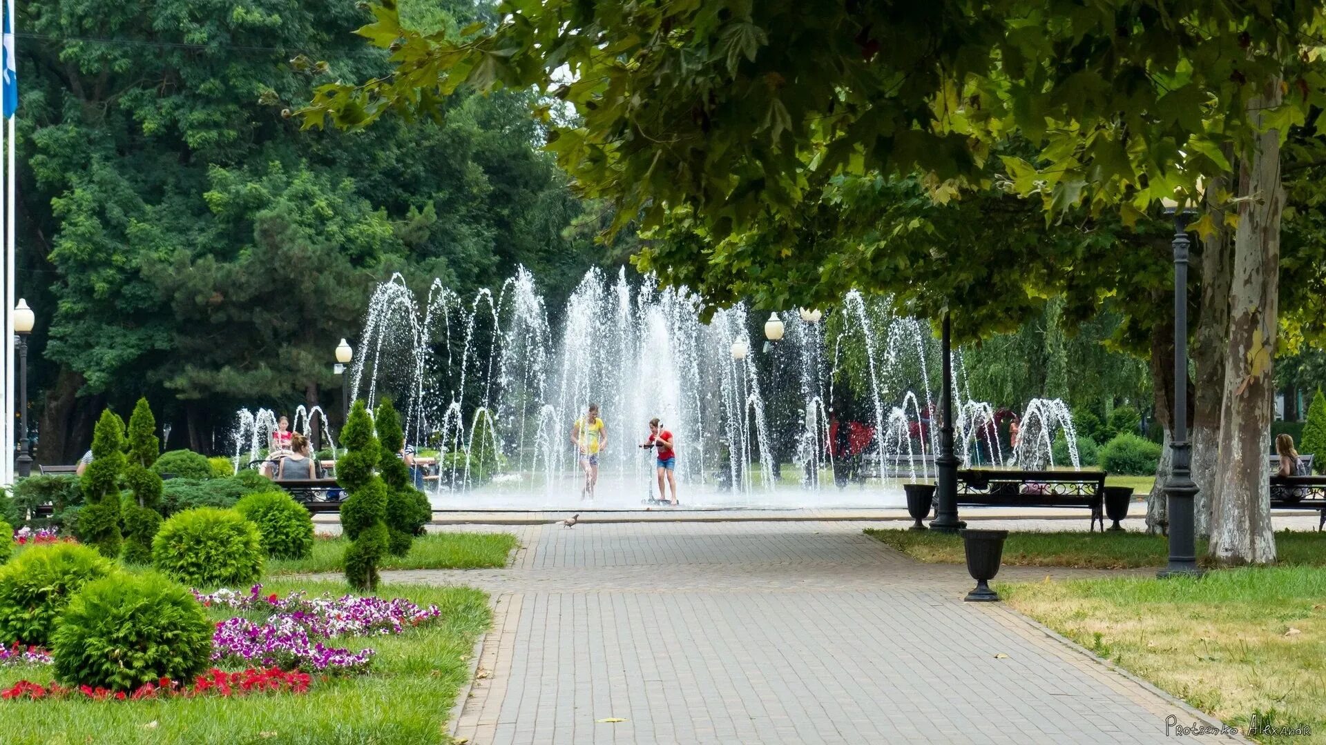 Белореченск Краснодарский край парк. Белореченск Краснодарский край фонтаны. Фонтаны Кропоткин Краснодарский край. Парк Белореченск фонтан.