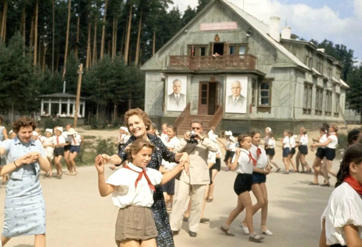 70 дол. Пионерлагерь Пионерский лагерь СССР. Пионерский лагерь в СССР лето. СССР Свердловск Пионерский лагерь. Пионерский лагерь 80-е.